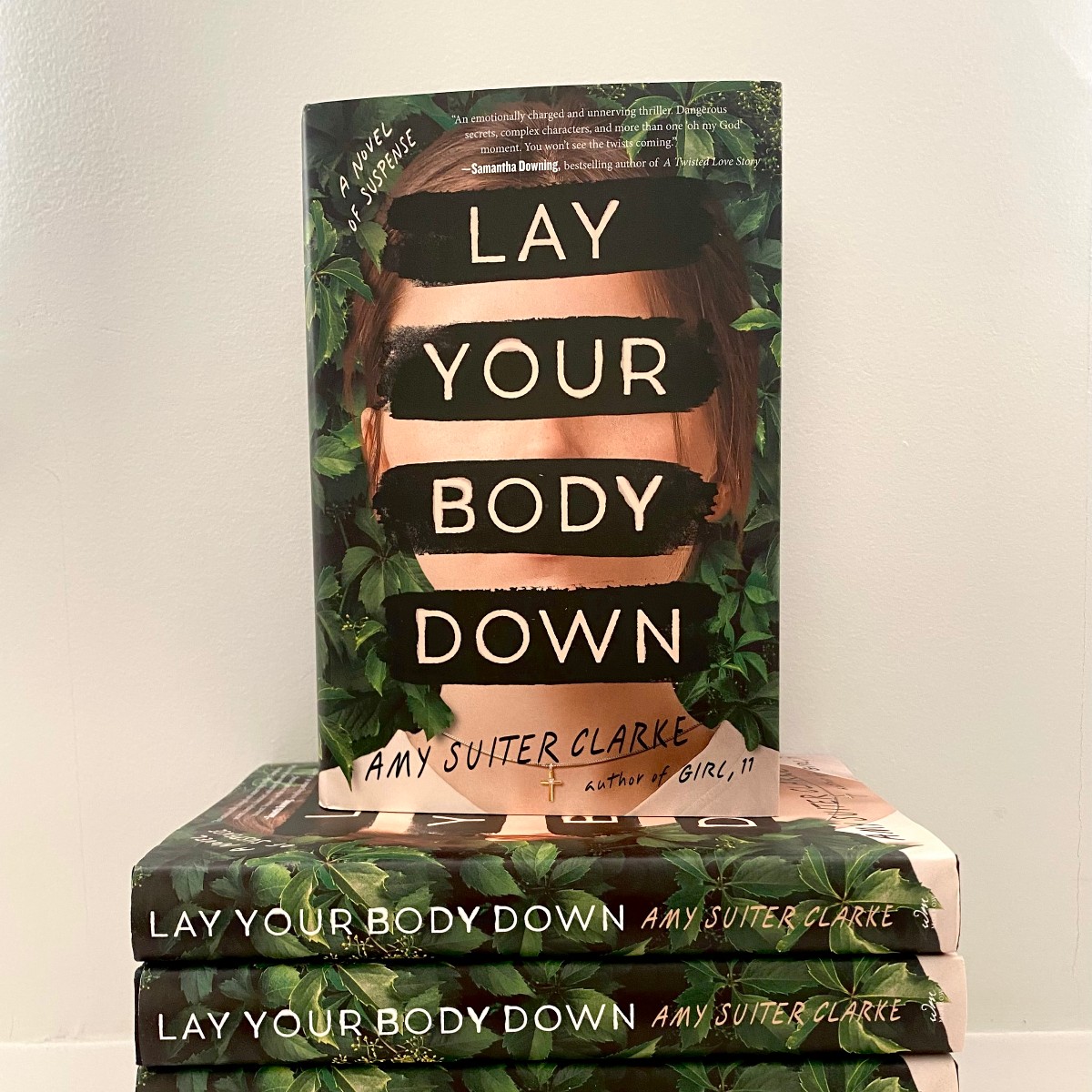 WmMorrowBooks's tweet photo. After Del Walker fled her small hometown and its cult-like church, she vowed to never return. But six years later, her ex boyfriend is suddenly killed, and she’s convinced it couldn’t have been an accident. Pre-order #LayYourBodyDown by @asuiterclarke: https://t.co/Ddmh1z3Vnk https://t.co/MlJzWDrZVS