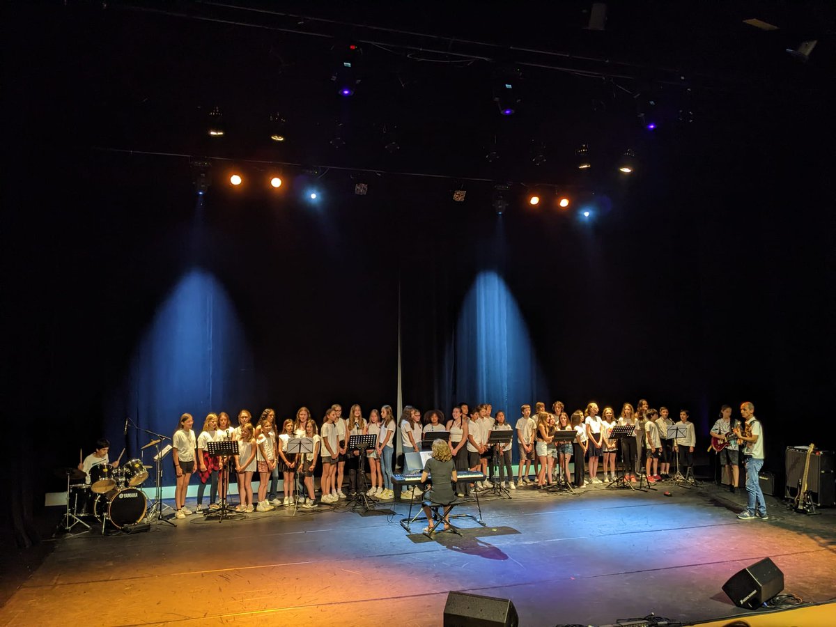 ClgPreDesRoures's tweet photo. Et puis elle se termine en musique🎸, en danse💃 et en théâtre🎭 avec la soirée de l'#APE Incroyables Talents..
Un très belle soirée, des élèves, des professeurs et des parents très impliqués..
🙏 Pour nos élèves, ils ont beaucoup de chance!!! https://t.co/xRmfoiuv5C
