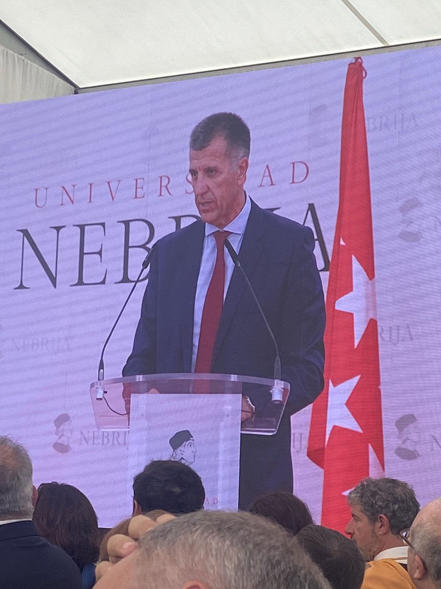 LaVandergil's tweet photo. “El azar a veces te abre oportunidades y hay que saber aprovecharlas. Y si tenéis claro lo que queréis y no sale como esperabais, también pueden surgir opciones que pueden ser mejores”. Ángel Nigorra, padrino de la última #GraduaciónNebrija. @Nebrija https://t.co/hubdIbloHR