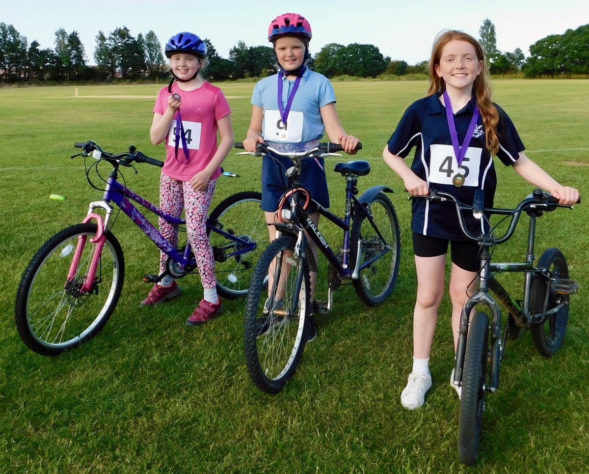 Year 4 and 5 medal winners at the Smithdon Cluster Cycle Races hosted at Glebe House School this week. @GlebeHouseSch @SP_HJ_HI_WNAT @WNAT_Home @YLPSport @HunstantonToday