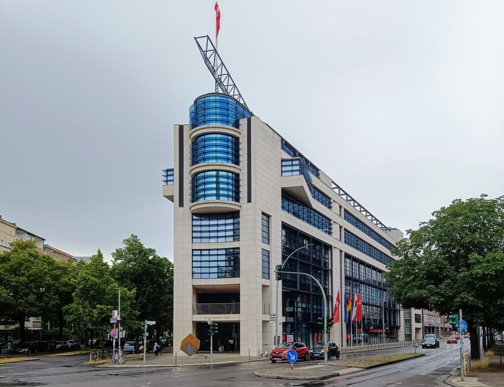 Heute in Berlin im Willy-Brandt-Haus auf Einladung der @jusohsgn: Podiumsdiskussion zum Thema Armut (und Gesundheit) bei Studierenden. Lieben Dank an das Panel und die Teilnehmenden! Und viel Spaß beim Feiern nachher! #FAUtravel #FAUprof #PEPH