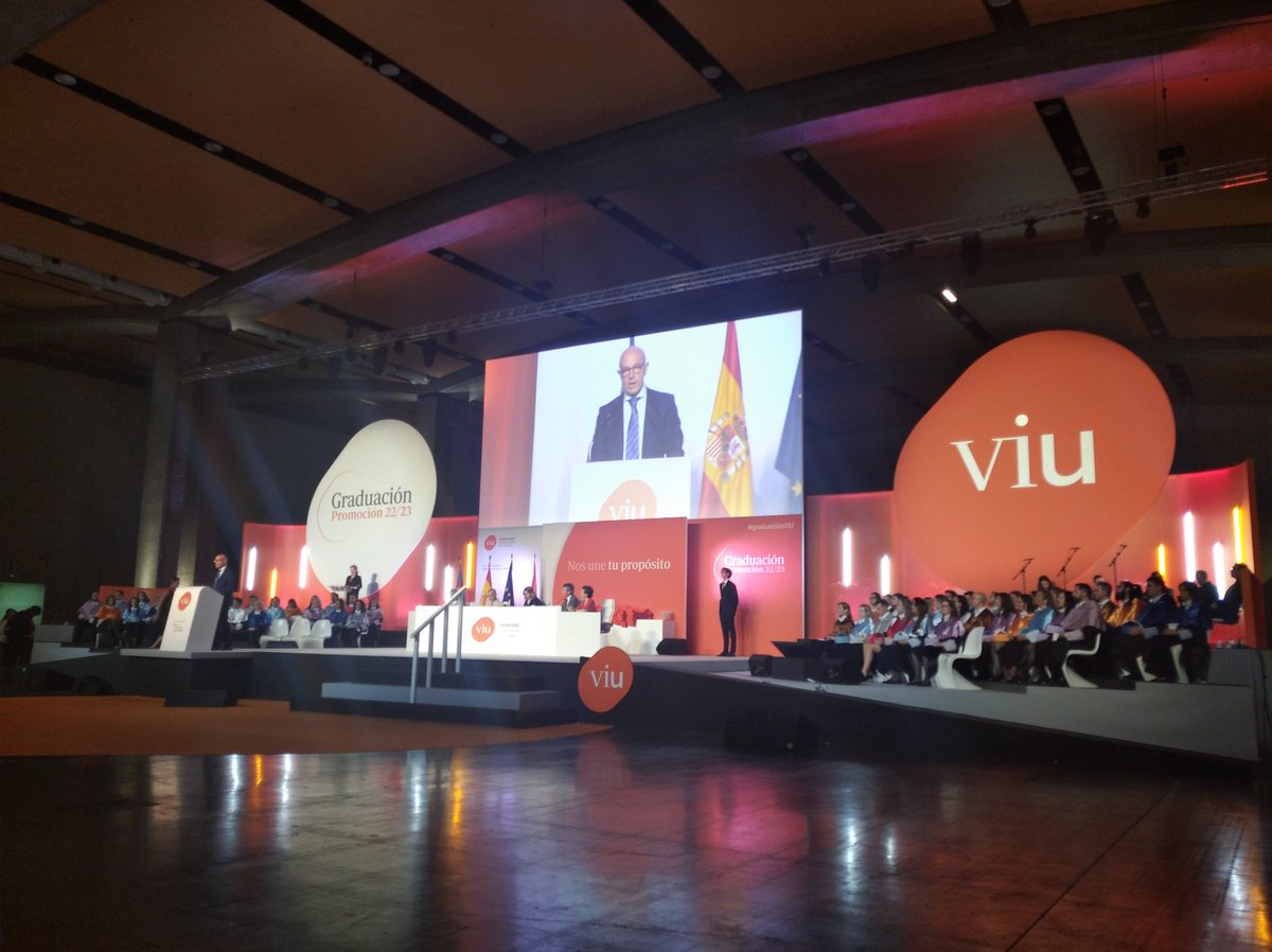 Enhorabuena Lucio Fernández por la medalla de honor de #universidadVIU #graduacionVIU #graduacion #Valencia #feriavalencia