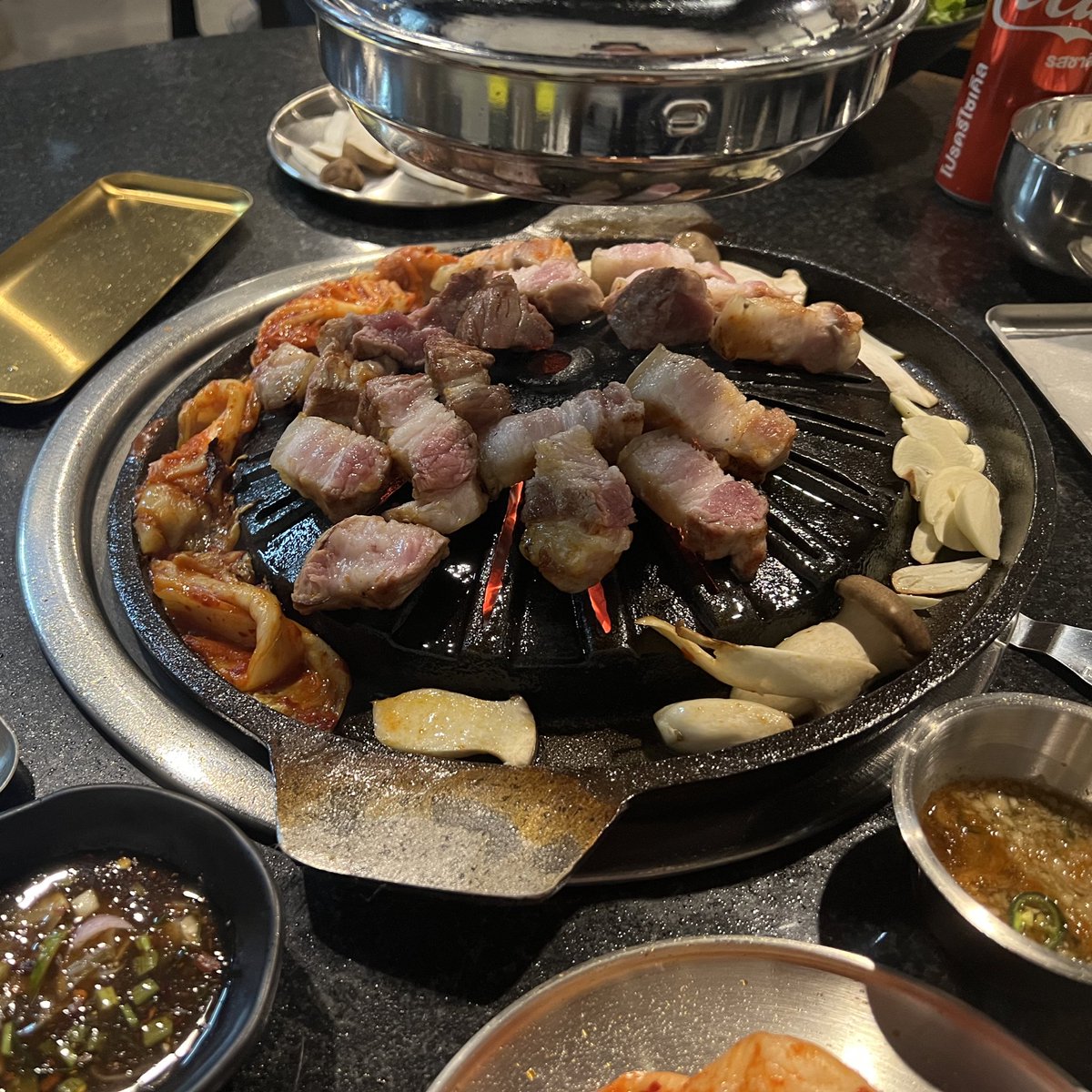 itsmesuperten's tweet photo. วันนี้ได้มากินปิ้งย่างร้าน #apgujeonggrillbkk แล้วว ㅠㅠหมูอร่อยและนุ่มมากๆๆๆๆไอเริ้บสันคอคืออร่อยทุกอย่างเลย น้องเติร์นก็คอยมาถามตลอดว่าขาดเหลืออะไรมั้ย มีคุณพนง.ปิ้งให้เราก็กินแบบม่วนๆจอยๆ สต.ประทับใจ  anchobi rice อร่อยจริงทุกคนมาต้องสั่งนะมา2คนหมดไป2พันกว่าบาท อิ่มคุ้มสุดๆ https://t.co/3NnhaqsqOH