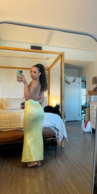 2 pic. Sundress with some white toes ? https://t.co/KLDurYrtjM