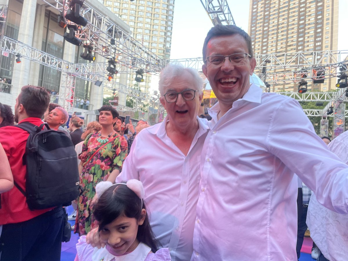We had such fun ushering in #SummerForTheCity @LincolnCenter —the ultimate #NYC #festival where thousands of #artists celebrate cultural #communities of #NewYorkCity

Hope your #weekend is filled w/ #dance & #play💃🏻

#summer #SaturdayVibes #weekendfun #FathersDay2023
@henrytimms