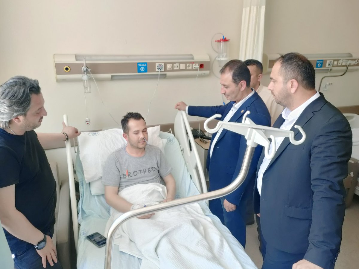 Geçtiğimiz hafta geçirdiği trafik kazası sonrasında hastanede tedavi gören Erbaa Gençlik Kolları Başkanımız Mustafa Şahin'i ziyaret ederek geçmiş olsun dileklerimizi ilettik.
Rabbim şifa versin inşallah.