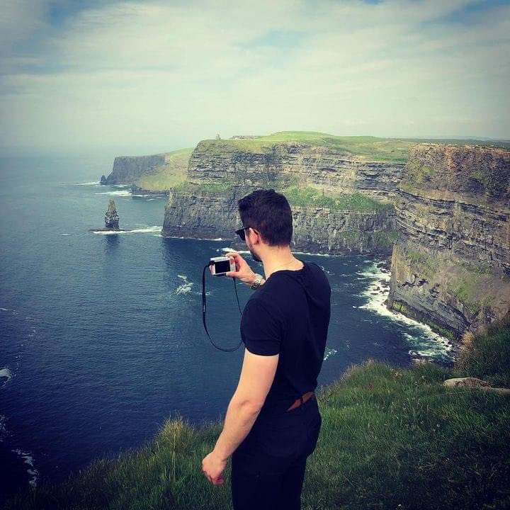 kabir_Tristan's tweet photo. At first, I was afraid to go up of that cliff⛰ people die every years they said☠️ but without risk there’s no great experiences and I’m telling you the experience was all worth it!
-
-
-
#takesomerisks #vews #experiences #irland #cliffsofmoher #photography #postoftheday https://t.co/hX0EWaAazz