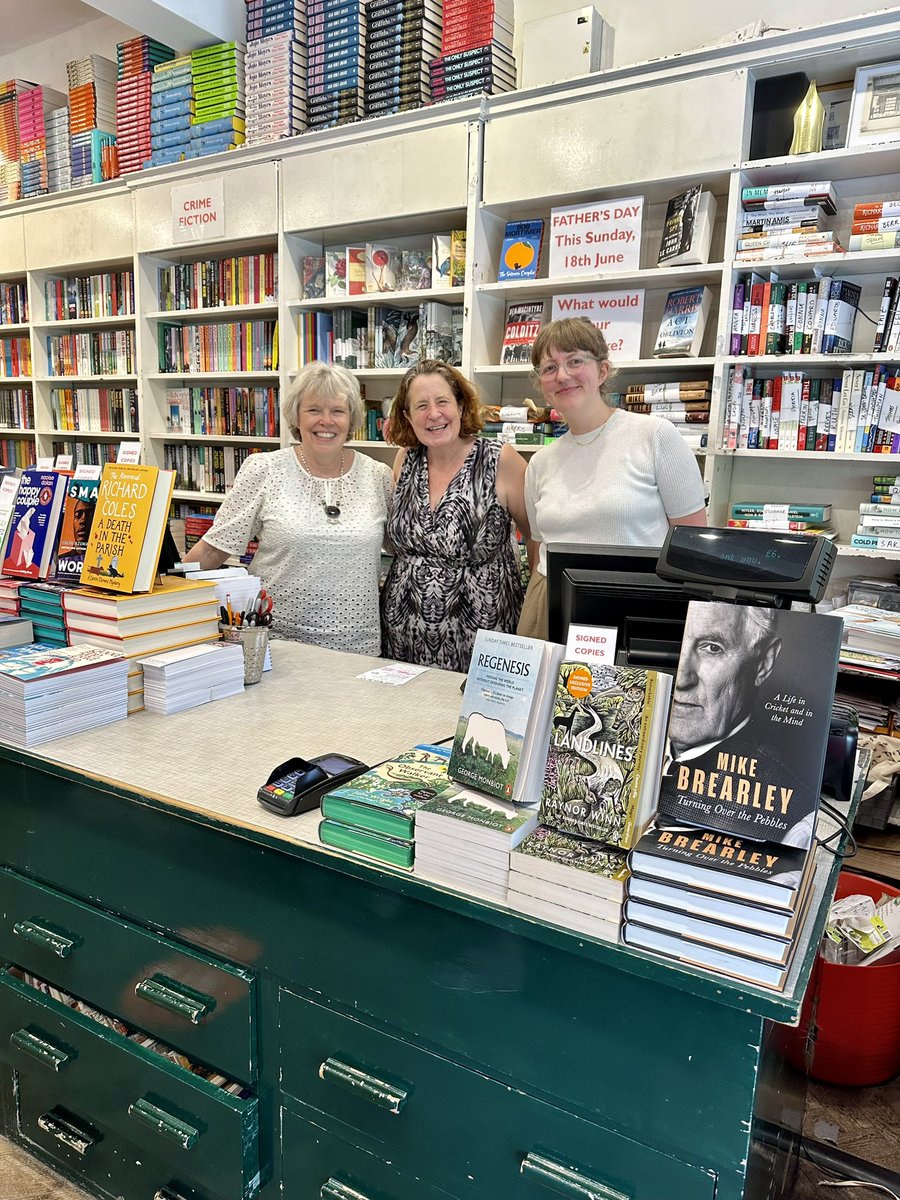 Wonderful to have a volunteer help us out on a busy first day of #IndependentBookshopWeek 📚 Thanks so much @KellieMonkey - you are a brilliant bookseller!  @NosyCrow