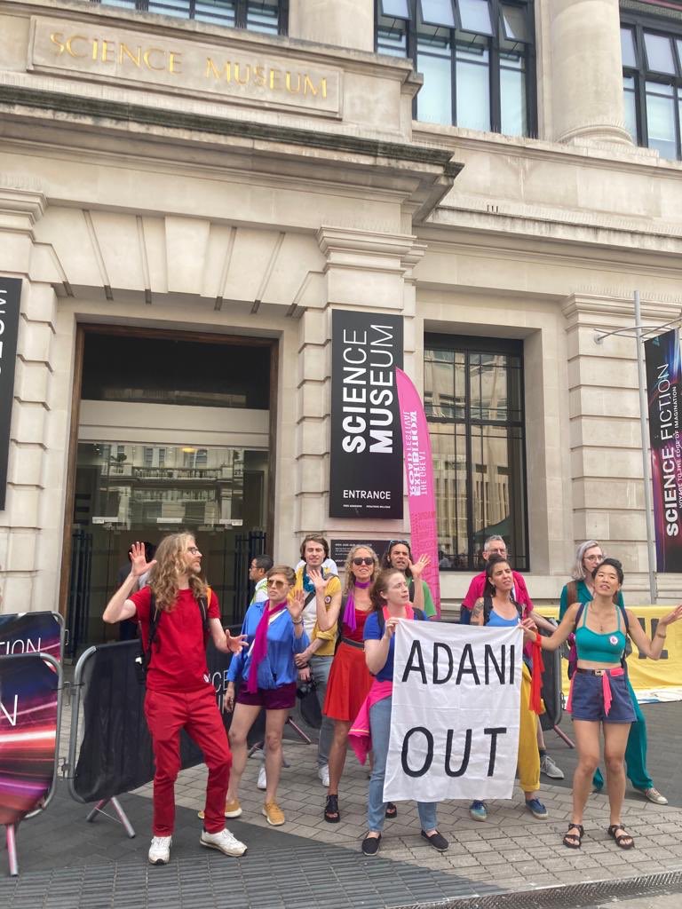 This afternoon, we came down to show solidarity with the ‘Fossil Free Science Museum’ coalition, supporting the campaign to kick coal producer Adani OUT of the @sciencemuseum!!
🎶🙌🪧 #stopadani #dropadani