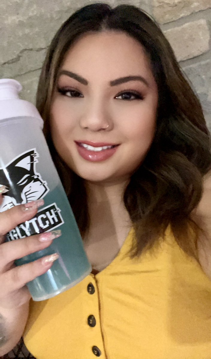 Prepping for the @PlayApex ALGS with some @GLYTCHEnergy! Make sure to use code ‘SAKURAK’ for 10% OFF!