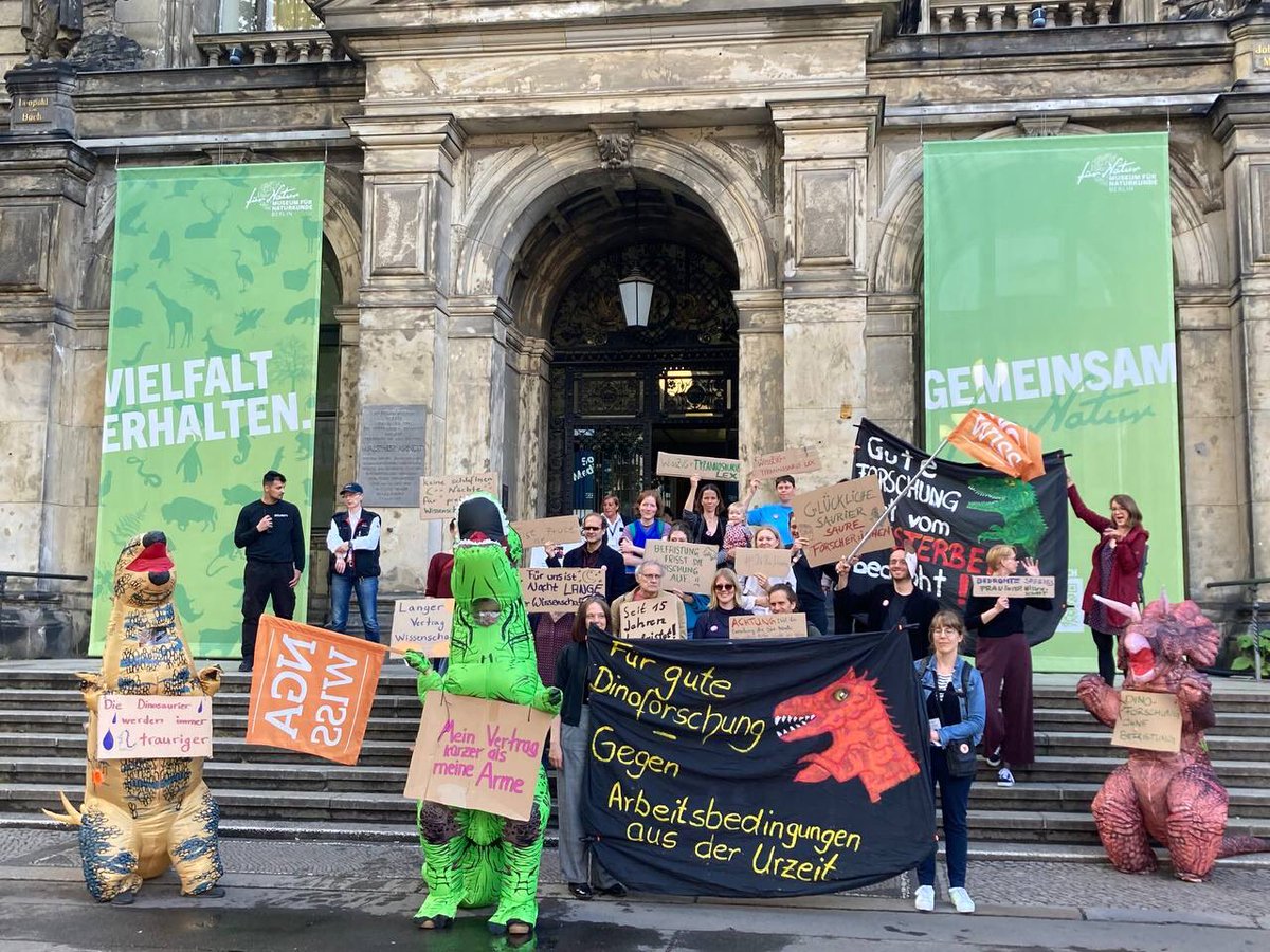 Während heute die #LNDW23 gefeiert wird, sieht die Lage für Forscher*innen und Lehrenden alles andere als rosig aus. Daher zeigen Berliner Wissenschaftler*Innen heute vor dem Naturkundemuseum, dass sie prekäre Arbeitsbedingungen nicht mehr hinnehmen.