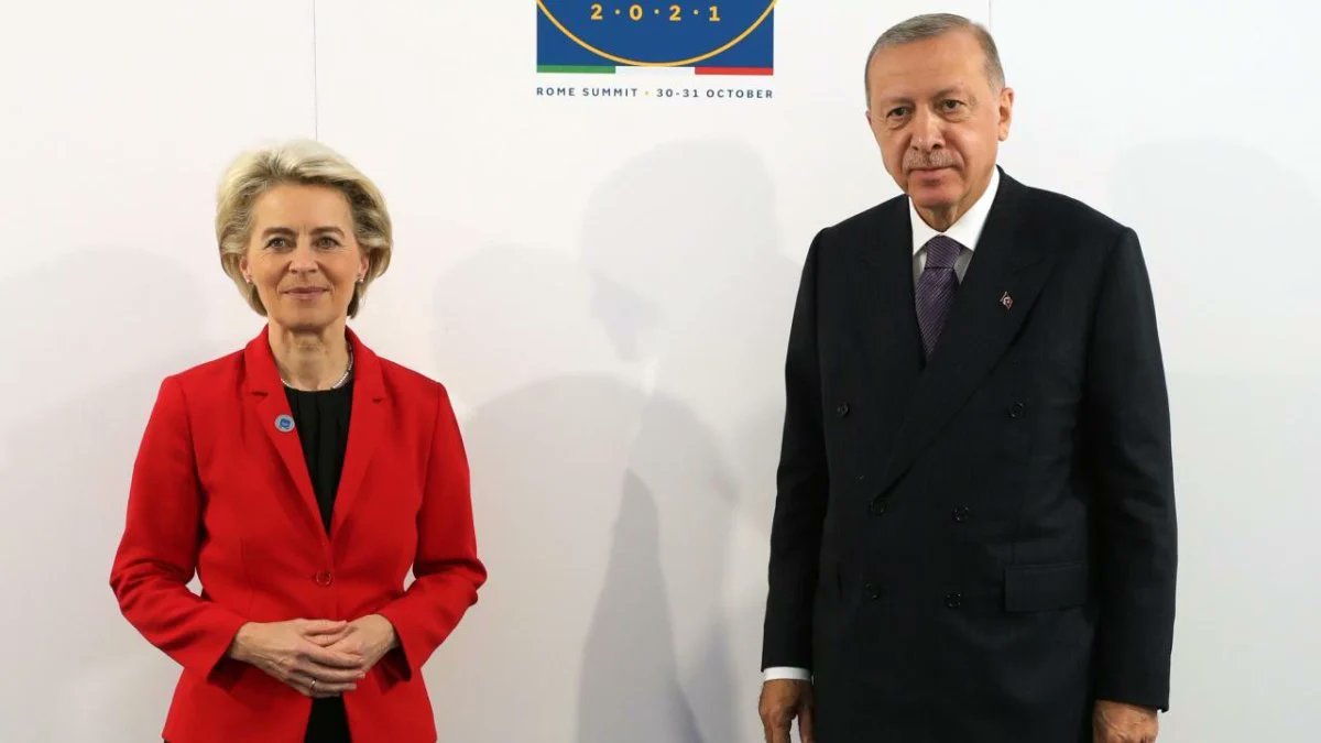Avrupa Birliği Komisyonu Başkanı Ursula von der Leyen, Cumhurbaşkanı Erdoğan'ı telefonda yeniden Cumhurbaşkanı seçilmesinden dolayı tebrik etti.

Görüşmede, Türkiye-Avrupa Birliği ilişkileri ele alındı.
#sondakika
