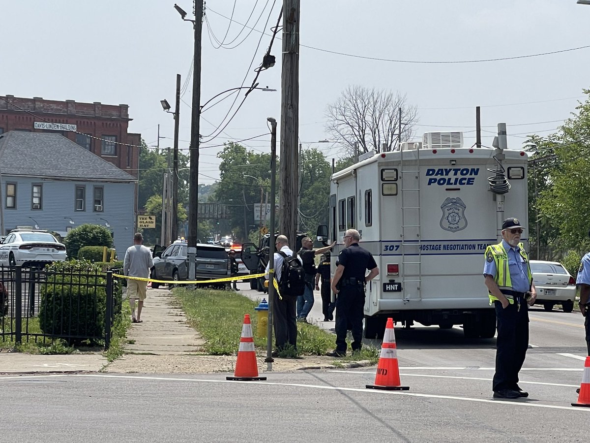 I'm currently on scene of an incident on Linden Ave. in Dayton. There's a very large police presence and several SWAT vehicles have arrived.

Click here for the latest: wdtn.com/top-stories/he…
