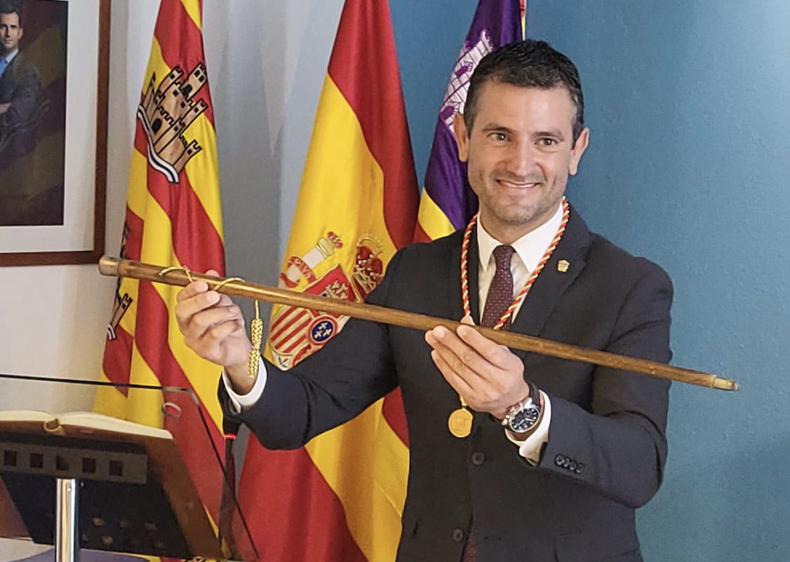 PPEivissa's tweet photo. En @MarcosSerra_ repeteix amb una responsabilitat absoluta i la determinació de seguir treballant i lluitant per Sant Antoni i per a la seua gent

👏 Enhorabona, alcalde! https://t.co/h6mGM9su6s