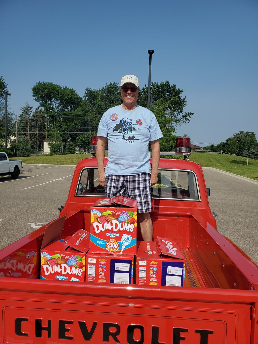 Thank you to @cottagegrovemn Fire Chief Rick Redenius for driving me & Dave Thiede in the classic CGFD pickup at today's Strawberry Fest parade. Perfect weather for a couple of Dum Dums like us! #Minnesota #community https://t.co/SE9A1Y960K