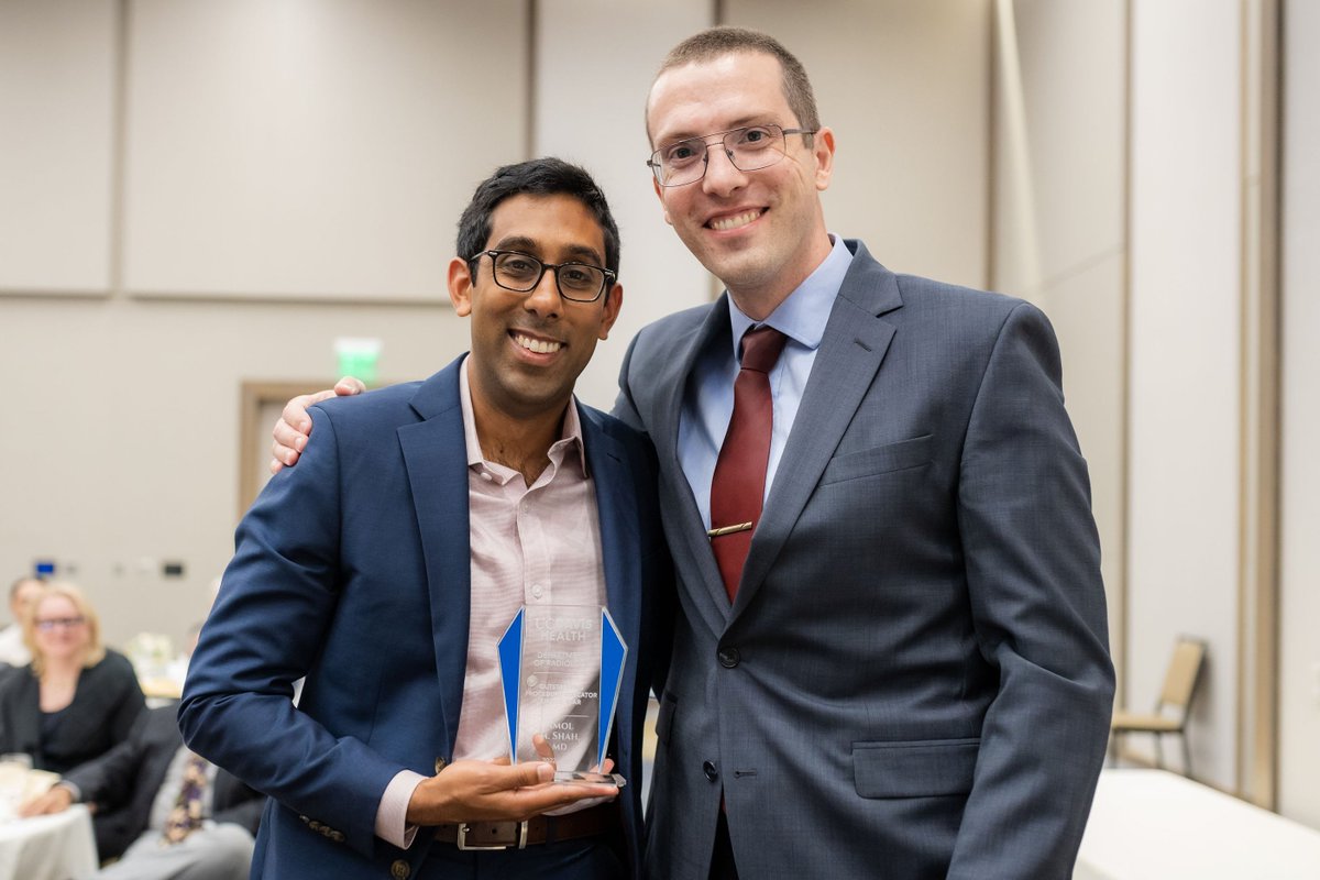 Dedication to #radres education is multifaceted and can involve excellence in lectures, readouts, and procedures. Congrats to our interventional radiologist Amol Shah who won this year's Outstanding Procedural Educator of the Year Award! We are proud to have you @UCDavisHealth!🏆