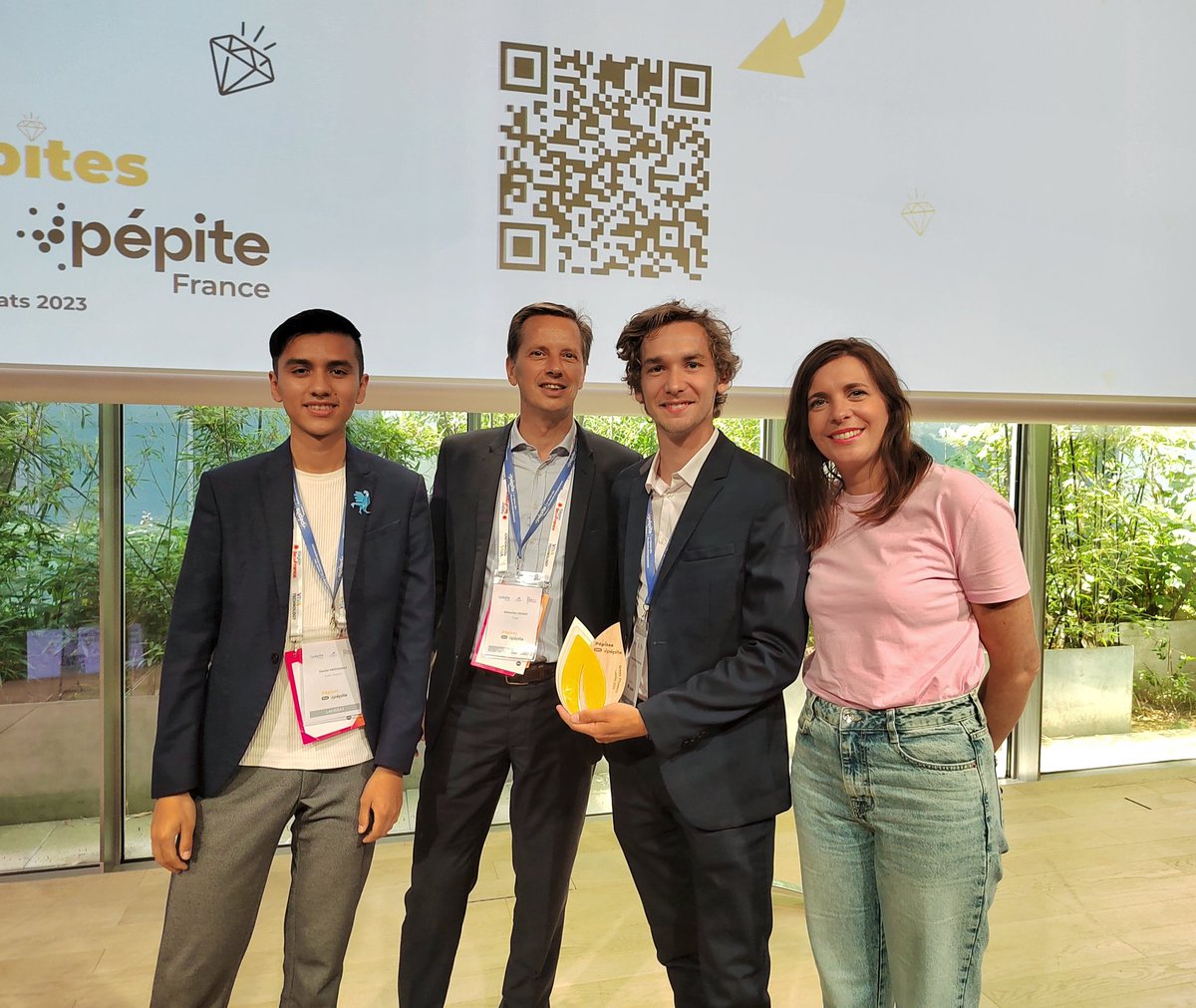 GreenPhoenixFr's tweet photo. 🏆 Lauréats Prix Pépites de Pépite 2023 🇫🇷

Nous avons eu l'honneur de recevoir le prix hier lors d'une cérémonie tenue au siège du @GroupeLaPoste à Paris. Il a été remis par @SVinant Directeur projets d'@ENGIEgroup.

Merci à @PepiteFrance @PepiteEtena et au jury.

#Timetobegreen https://t.co/WGelVoqoWw
