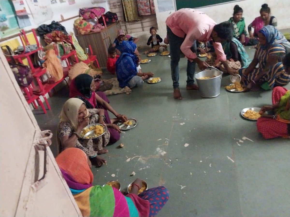 AndTCMOfficial's tweet photo. અસરગ્રસ્તો ને સહાય પૂરી પાડતા જામનગર જિલ્લા ના તલાટી કમ મંત્રી શ્રી ઓ..
#FrontLineWorkers
#BiparjoyCyclone 

@mahitijamnagar 
@TCMJAMNAGAR 
@CMOGuj 
@GujPRHDept https://t.co/WhpLCiUqOc