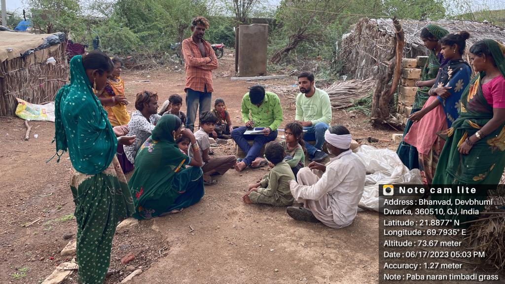 અસરગ્રસ્તો ને સહાય પૂરી પાડતા જામનગર જિલ્લા ના તલાટી કમ મંત્રી શ્રી ઓ..
#FrontLineWorkers
#BiparjoyCyclone 

@mahitijamnagar 
<a href="/TCMJAMNAGAR/">જામનગર જિલ્લા તલાટી કમ મંત્રી મંડળ (OFFICIAL)</a> 
<a href="/CMOGuj/">CMO Gujarat</a> 
<a href="/GujPRHDept/">Panchayat, Rural Housing & Rural Dev. Department</a>