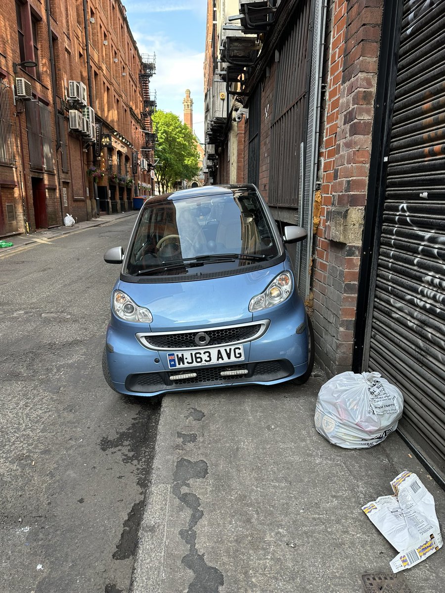 How is this possibly legal, what does <a href="/ManCityCouncil/">Manchester City Council</a> <a href="/gmptraffic/">GMP Traffic</a> <a href="/JonConnorLyons/">Cllr Jon-Connor Lyons 🐝</a> <a href="/Piccadilly_Lab/">Piccadilly Labour 🐝🏳️‍🌈</a> think about this? We have been battling for new road markings on Richmond Street so that Parking Enforcement can actually issue tickets <a href="/joanneroney/">Joanne Roney CBE</a> <a href="/patkarney/">Pat Karney</a>