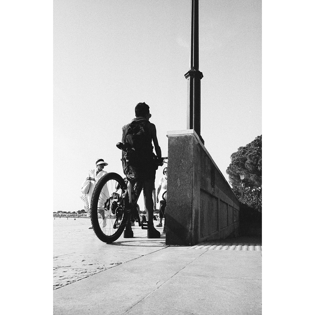 KodakProFilmBiz's tweet photo. Paolo @iodo.san 
https://t.co/kAJjr7p5ns
🎞️#trix400

"I wanted to do a summer long project and decided to buy a single roll of kodak tri-x 400 and use only that roll of film all summer long." - Paolo 

#bnwfilm #onfilm #blackandwhitephotography https://t.co/n8Z9qvLOmD