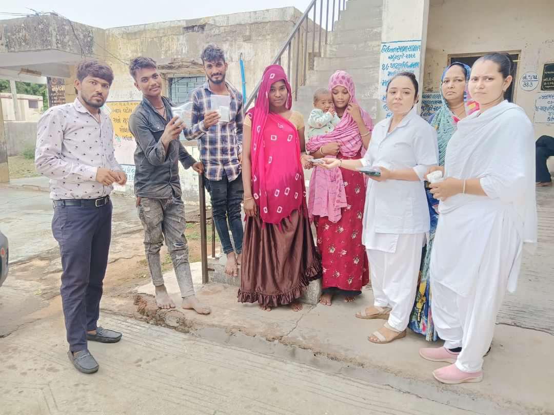 #બીપોરજોય વાવાઝોડા અંતર્ગત આશ્રયસ્થાન એ રોકાયેલ સ્થળાંતરિત લોકોની મુલાકાત લઈ  મેડિકલ કીટ નું વિતરણ કર્યું. <a href="/CollectorPatan/">Collector Patan</a> <a href="/DDO_PATAN/">DDO PATAN</a> @GujHFWDept <a href="/CMOGuj/">CMO Gujarat</a>