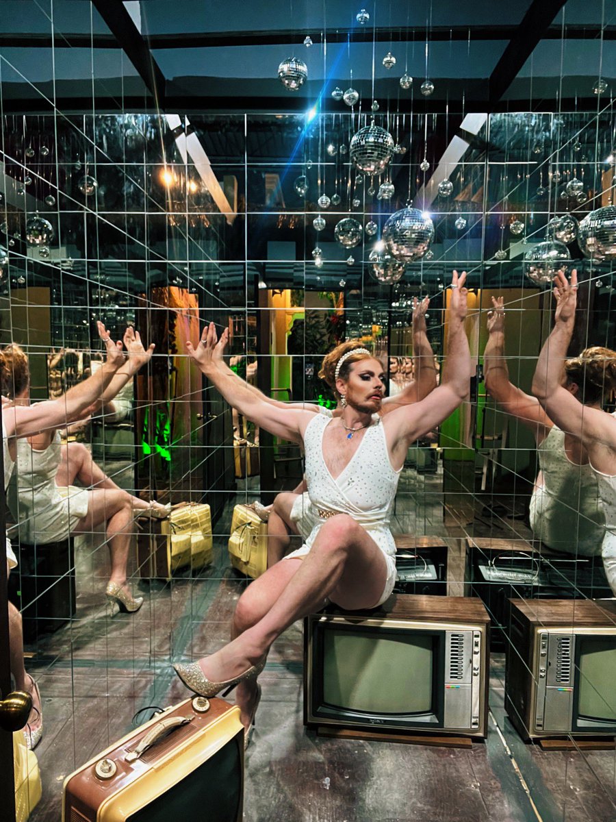 Tristan Ginger (@tristanginger) on Twitter photo Show you how to touch it, hold it like it's precious π In the mirror room of the new <a href="/LesaintMotel/">LeSaint Motel</a> pop-up in Laval! β¨ Show you how to touch it, hold it like it's precious π In the mirror room of the new <a href="/LesaintMotel/">LeSaint Motel</a> pop-up in Laval! β¨