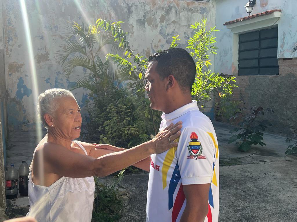 Hoy sábado #17Jun escuchando a los vecinos y vecinas de nuestros barrios de Petare, Guarenas y Guatire // Siempre comprometidos en seguir luchando junto al Presidente @NicolasMaduro por la felicidad de la familia.  

 #RenaceLaPatria