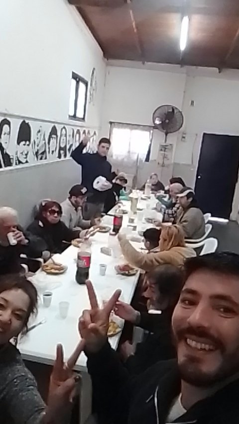 El la UB comiendo ravioles con adherentes y algunos compañeros. #imitemoselejemplo