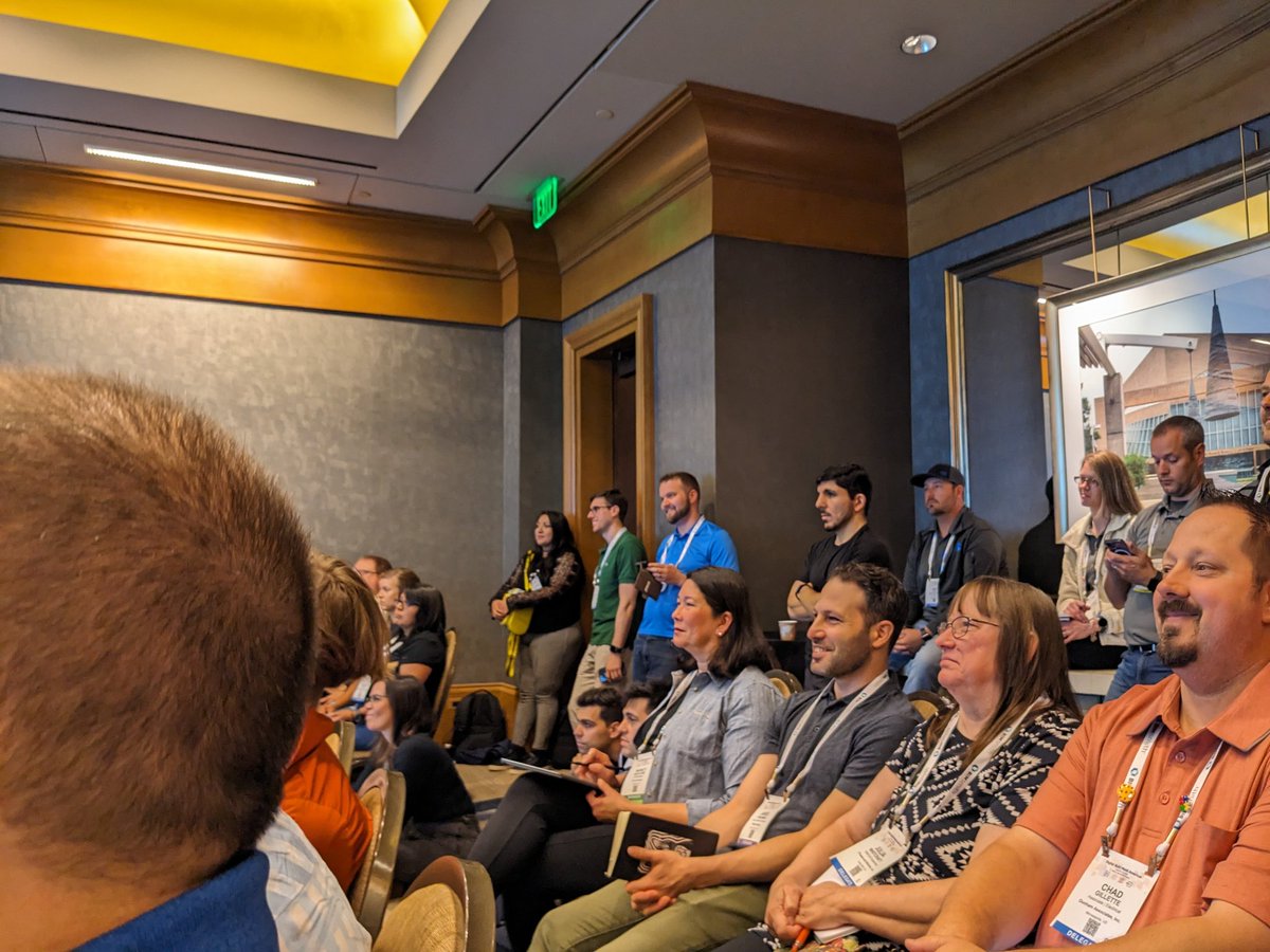 It's standing room only for the <a href="/johntpierson/">john pierson ™️</a> training video class. Note: none of these concepts work for AutoCAD training 🤣🤣 #DBWa2023