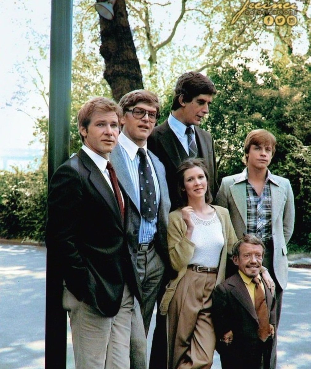 Science break, Sci-fi. 
The cast of Star Wars out of costume in c. 1977. From left to right: Harrison Ford (Han Solo), David Prowse (Darth Vader), Peter Mayhew (Chewbacca), Carrie Fisher (Princess Leia), Kenny Baker (R2-D2), and Mark Hamill (Luke Skywalker). https://t.co/1CsNB7GjKg