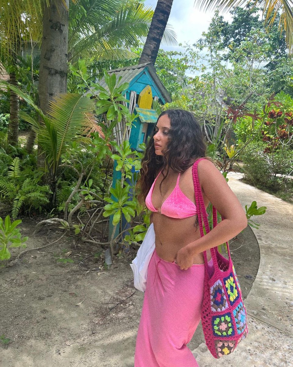 Jade Thirlwall (@jadethirlwall) stuns in newly shared pictures from her trip to Jamaica. 🇯🇲