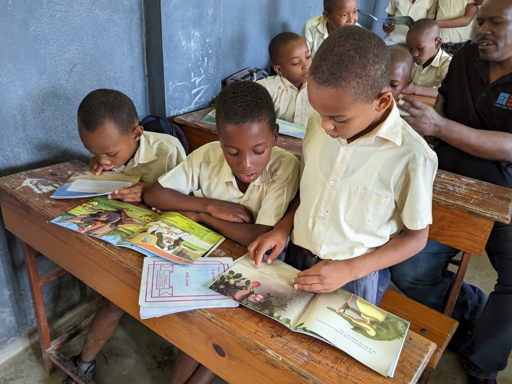 HopeforHaiti's tweet photo. 📚️ Our #Education team recently provided a mobile library for students at one of our partner schools in Gris Gris. Teachers at our partner schools say that mobile libraries improve students' #reading skills and academic performance. 

#Haiti #PocketsofHope #literacy https://t.co/S98w2Jq4yv
