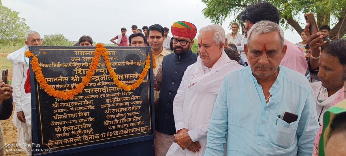 आज बिलौना खुर्द ग्राम पंचायत में मोरेल नदी पर बाडाबाढ के पास एनिकट निर्माण कार्य का जल संसाधन मंत्री श्री महेंद्रजीत सिंह मालवीय के साथ शिलान्यास किया। #Rajasthan