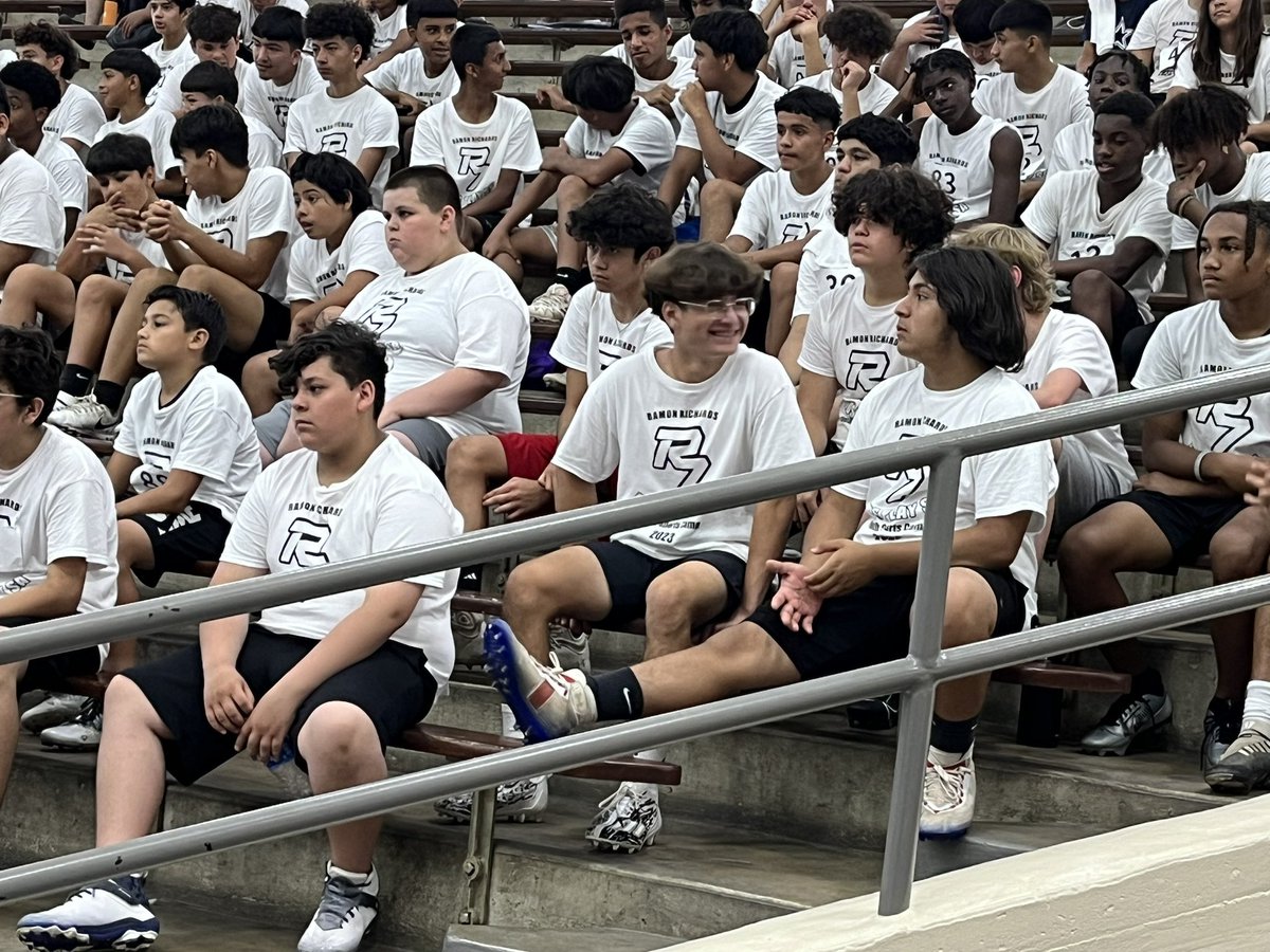 BrackFBall's tweet photo. @SAISDBrackHS’s very own @chief_vii talks about expectations and believing in yourself!  Outstanding message! #BrackNation https://t.co/nzQgnROtQ4