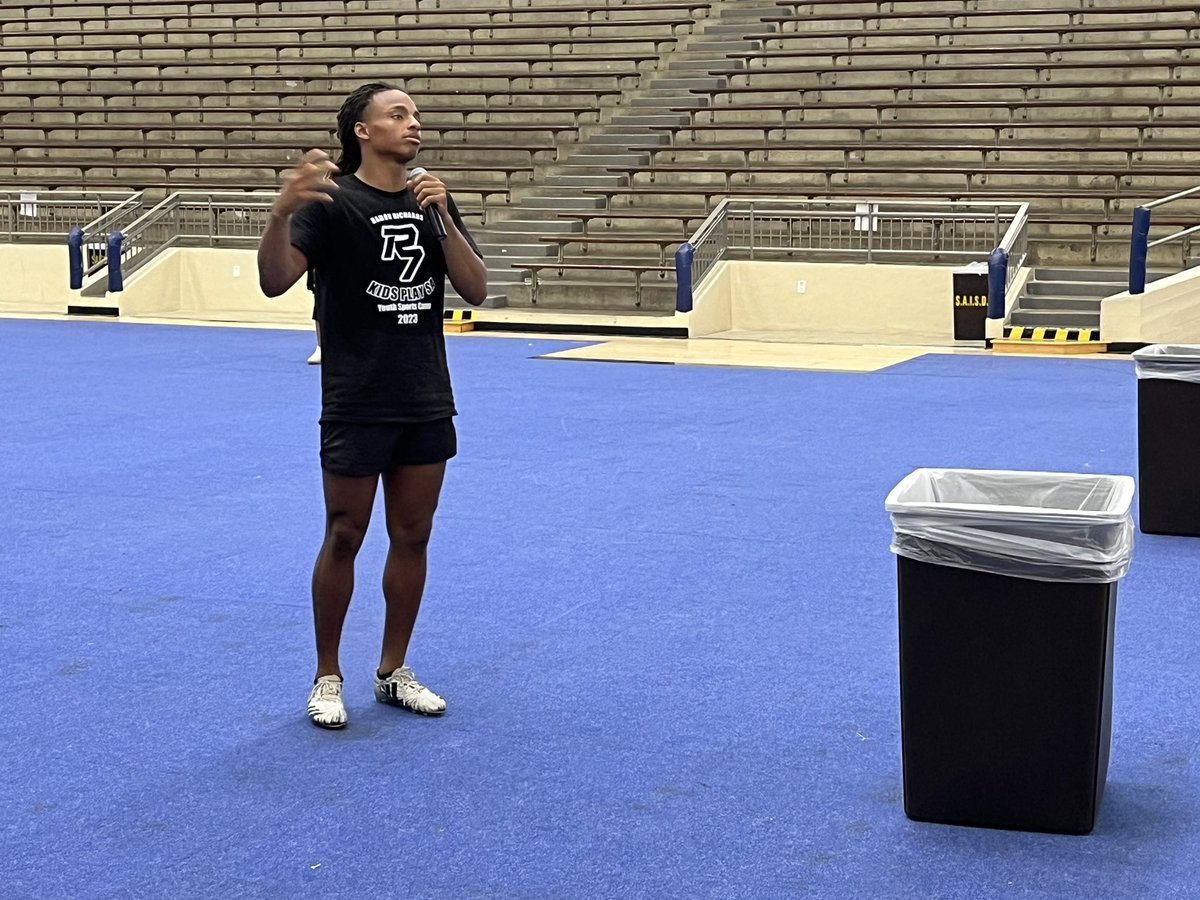 BrackFBall's tweet photo. @SAISDBrackHS’s very own @chief_vii talks about expectations and believing in yourself!  Outstanding message! #BrackNation https://t.co/nzQgnROtQ4
