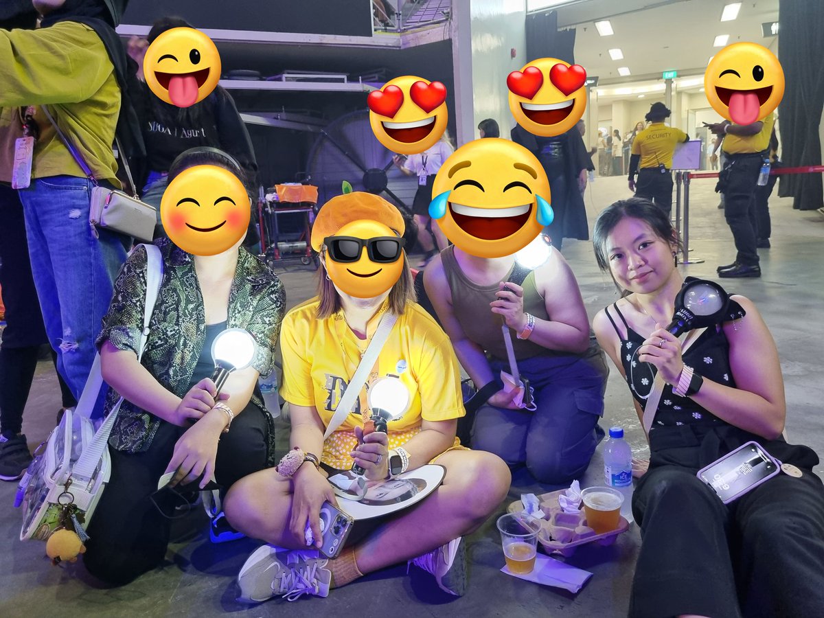 thensheflingsit's tweet photo. Met my moots and a new army acquaintance yesterday and today! Been spending dinners with @shookyscookys great food as always and bumped into @strawberrysoop7's group twice!!! 

You're all wonderful!! See you at the next concert!! 🥰💜 https://t.co/tPBVi0idxj
