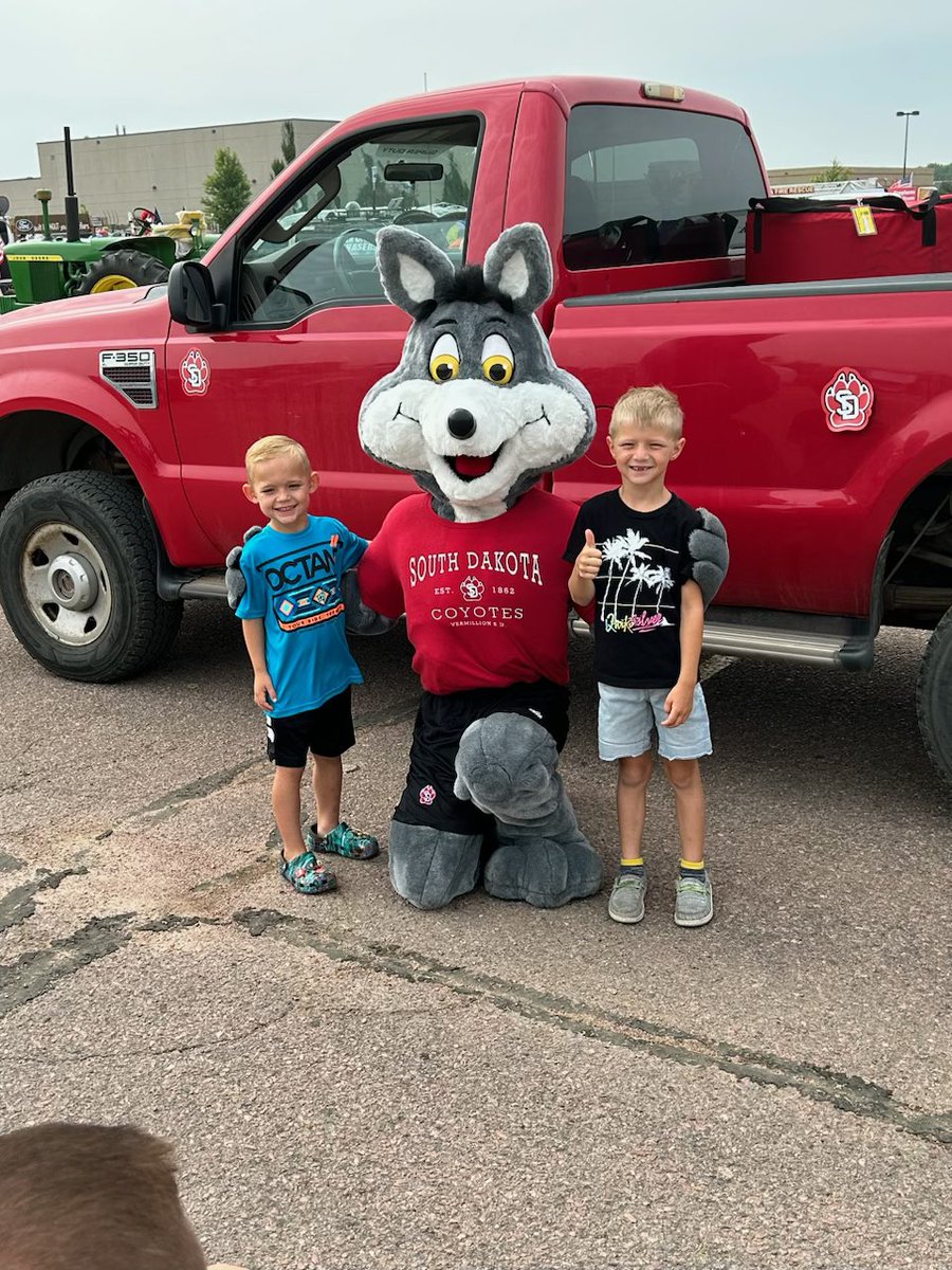 We enjoyed seeing Coyote Nation this morning at the Teapot Days parade! 🫖