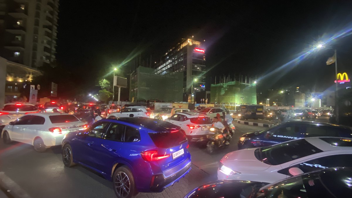 AmeyaJagtap_'s tweet photo. Ongoing @MetroPuneri work is adding to the Traffic deadlock at Balewadi High Street on weekends. This needs to be addressed and monitored by @PuneCityTraffic on priority. Local residents demand strict action on random and irresponsible halting of cabs and auto’s @CPPuneCity https://t.co/pYOY8xr6lk