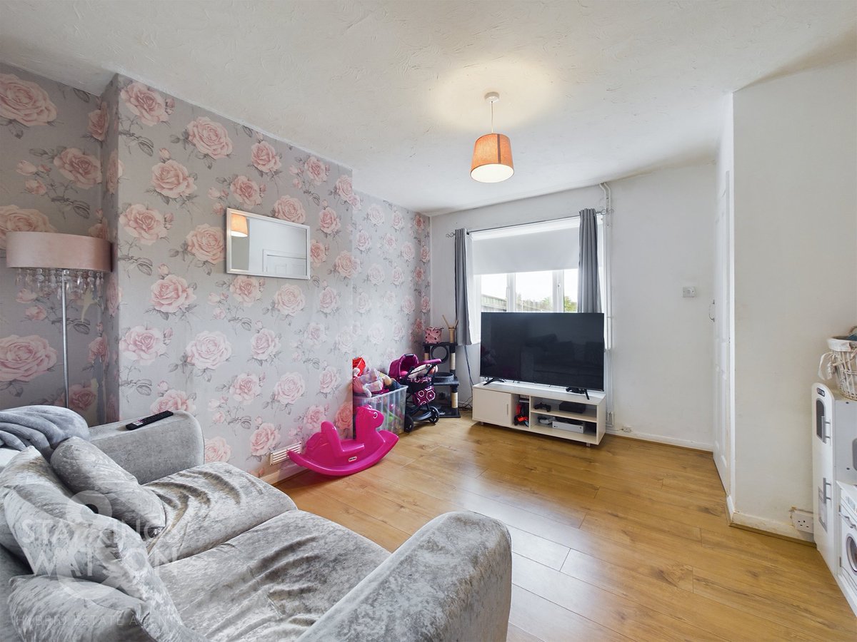 StarkingsWatson's tweet photo. Mid-Terrace Home | Easy Walking Distance to Town | Sitting Room &amp; Kitchen/Dining Room | Two Double Bedrooms | Generous Gardens to Front &amp; Rear

Offers In Excess Of £160,000
📍 Throckmorton Road, Bungay
🏡 View Full Details Here: https://t.co/7LFfNtVbwi https://t.co/dJhp2rATpm
