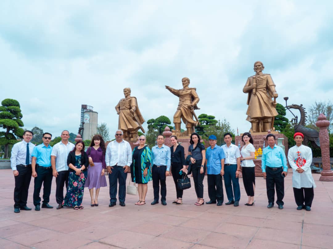 Hoy en la ciudad de Hai Phong fuimos recibidos por el Presidente del Comité Popular, Nguyen Van Tung. En este histórico territorio se atesora la hazaña de los marineros cubanos de dos buques mercantes que en plena guerra no abandonaron el puerto ante las amenazas de bombardeos.