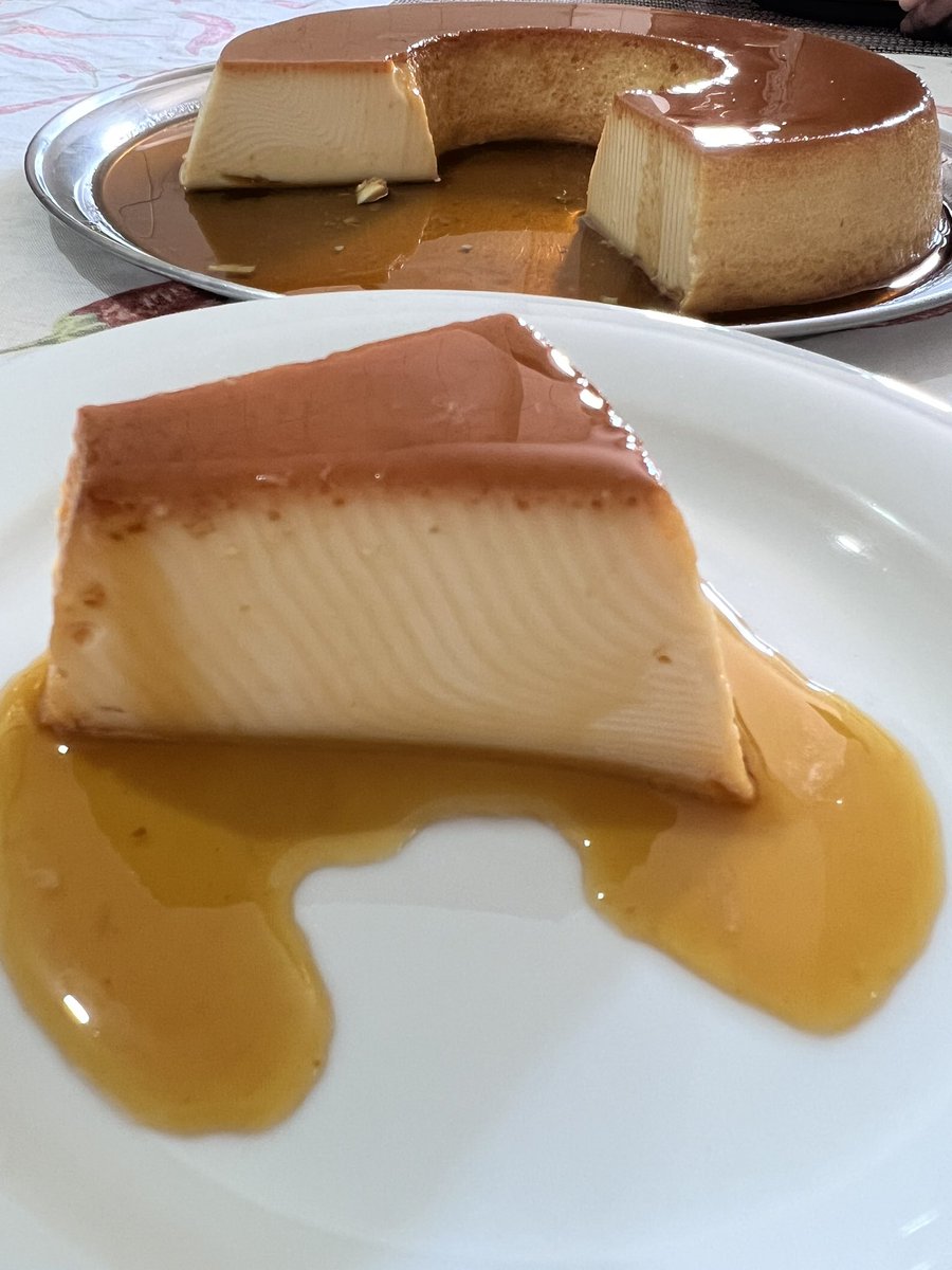 maumaumalheiros's tweet image. Se por fora tava lindo, por dentro tava lindíssimo. Lisinho como um bumbum de neném. 😍
E dentro da boca, tenho nem palavras pra descrever o quão delicioso tá. 🤤 #pudimdeleite