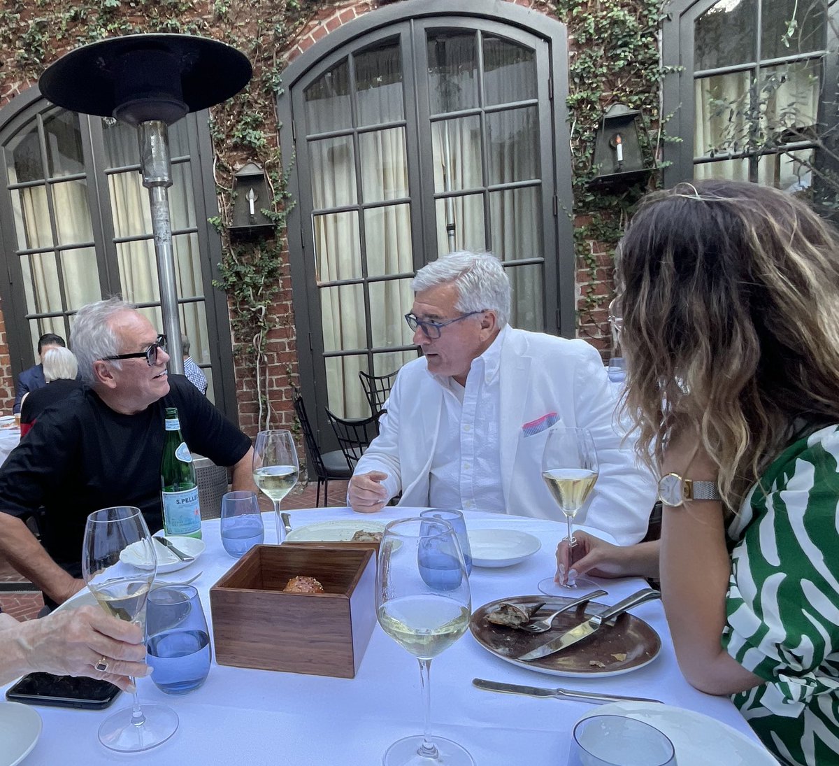 eatinglasvegas's tweet image. Me explaining to ⁦@WolfgangPuck⁩ that I have this great idea for putting smoked salmon on a pizza. 
#genius #culinaryicon #Spago #BeverlyHills 🍕