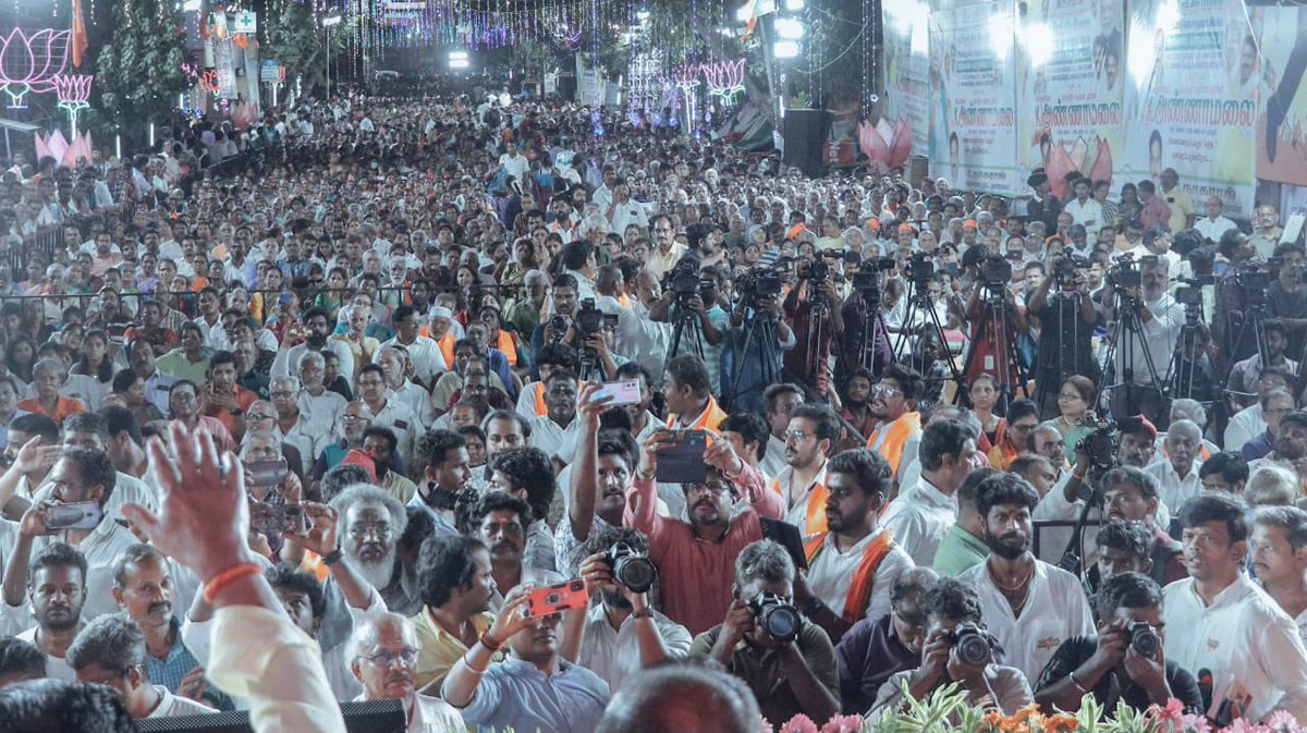 annamalai_k's tweet photo. மாண்புமிகு பாரதப் பிரதமர் திரு @narendramodi அவர்களின் ஒன்பது ஆண்டு கால நல்லாட்சி சாதனை விளக்கப் பொதுக்கூட்டம், தென்சென்னை மாவட்டத் தலைவர் காளிதாஸ் அவர்கள் தலைமையில் இன்று வெகுச் சிறப்பாக நடந்தேறியது.

மாண்புமிகு பாரதப் பிரதமர் நல்லாட்சியில், உலக அளவில் இந்திய பொருளாதாரம் பல மடங்கு முன்னேறியிருக்கிறது. உற்பத்தி, ஏற்றுமதி உள்ளிட்ட பல்வேறு துறைகளில் இந்தியா முதலிடம் பிடித்திருக்கிறது. ஏழை எளிய மக்களுக்கான மருத்துவக் காப்பீடு, பிரதமரின் அனைவருக்கும் வீடு திட்டம் உள்ளிட்ட பல்வேறு திட்டங்களில், தமிழக மக்கள் பெருமளவில் பயன்பெற்றிருக்கிறார்கள்.

தமிழகத்தில் திமுகவின், காட்டாட்சி நிலவுகிறது. அவதூறு பரப்புபவர்களைத் தங்கள் அலுவலகத்தில் வைத்துக் கொண்டு, திமுக ஆட்சியின் அவலத்தை மக்களுக்குக் கொண்டு செல்பவர்கள் மீது, வழக்கு தொடர்ந்து கருத்துச் சுதந்திரத்தை முடக்க முயல்கிறது. @BJP4Tamilnadu மாநிலச் செயலாளர் திரு @SuryahSG அவர்களைப் பொய் வழக்கில் கைது செய்திருக்கிறது. இதற்கெல்லாம் பாஜக தொண்டன் அஞ்சப் போவதில்லை. 

திமுக ஆட்சியில் ஊழல் மலிந்திருக்கிறது. ஊழல் செய்த அமைச்சரைக் காப்பாற்ற திமுக முயல்கிறது. திமுகவில் அனைவர் மீதும் ஊழல் குற்றச்சாட்டு உள்ளது. திமுக முதலமைச்சர் மு.க.ஸ்டாலின் மீதே லஞ்சம் வாங்கிய குற்றச்சாட்டு சிபிஐயிடம் கொடுக்கப்பட்டுள்ளது. எனவே எதிர்க் குரல்களை அடக்கி, கருத்துச் சுதந்திரத்தை முடக்க நினைக்கிறது திறனற்ற திமுக. திமுக காங்கிரஸ் கூட்டணி அரசு, ஊழல் மிகுந்ததாகவும், தமிழ் மக்களுக்கெதிரானதாகவும்தான் இருந்திருக்கிறது. மக்களால் புறக்கணிக்கப்பட வேண்டிய கூட்டணி திமுக கூட்டணி.

ஊழலற்ற நல்லாட்சி தொடர, தேசம் பாதுகாப்பாகத் தொடர, வரும் பாராளுமன்றத் தேர்தலில், பெருவாரியான வெற்றியை பெற்று பாரதப் பிரதமரின் நல்லாட்சி தொடர, நாம் அனைவரும் அயராது உழைக்க வேண்டும்.

கூட்டத்தில், @BJP4Tamilnadu மாநிலத் துணைத் தலைவர்கள் திரு @DuraiswamyVpd, திரு @KaruNagarajan திரு @DolphinSrithar, மாநிலச் செயலாளர்கள் திரு @karatethiagu, திருமதி @PremilaBJP, @BJYMinTN மாநிலத் தலைவர் திரு. @ShivaaBJYM மற்றும் சிறப்பு அழைப்பாளராக, சமீபத்தில் மீண்டும் பாஜகவில் இணைந்த முன்னாள் பாராளுமன்ற உறுப்பினர் திரு @maitreyan1955 ஆகியோர் மற்றும், மாநில, மாவட்ட, மண்டல நிர்வாகிகள், பாஜக சகோதர சகோதரிகள் பெருமளவில் கலந்து கொண்டு சிறப்பித்தனர்.