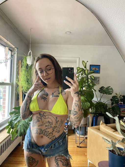 i can post a two week old selfie as a treat https://t.co/qb85Mj5ugD