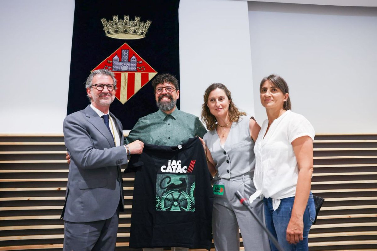Una representació de delegats sindicals de <a href="/CATAC_IAC/">IAC CATAC</a> dóna la benvinguda al nou alcalde de #SantCugat <a href="/josepmvalles/">Josep Maria Vallès</a> , amb el compromís de seguir treballant plegats en la defensa del personal municipal