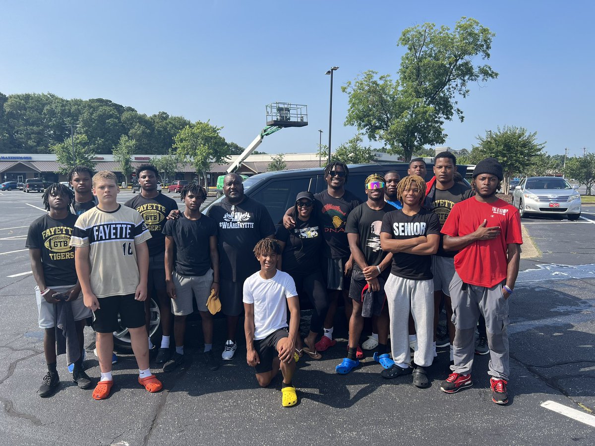 @FCHSTigers @FootballFayette had a successful fundraiser this morning #ProudPrincipal 🖤💛🐅🧼🧽🫧🚙 @nickcoachd42