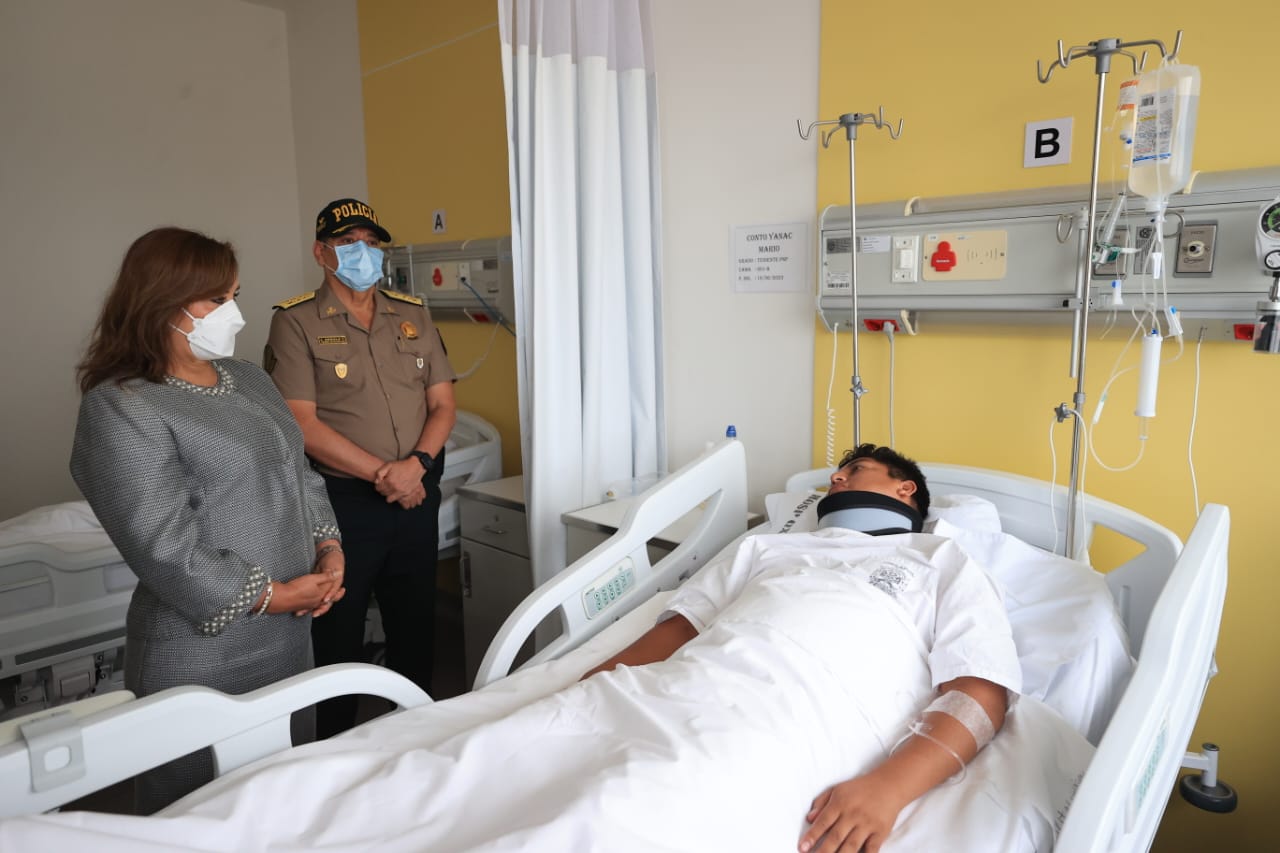 La presidenta Dina Boluarte visitó en el Hospital Nacional PNP Luis N. Sáenz a los policias heridos en el enfrentamiento comn Maldito Cris (Foto: Presidencia Perúi) 