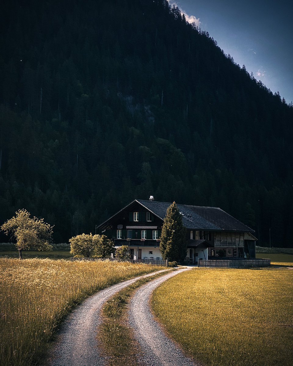 themullerfiles's tweet image. Play of light 🙌🏽.

#shadowandlight #mountainshade #switzerland