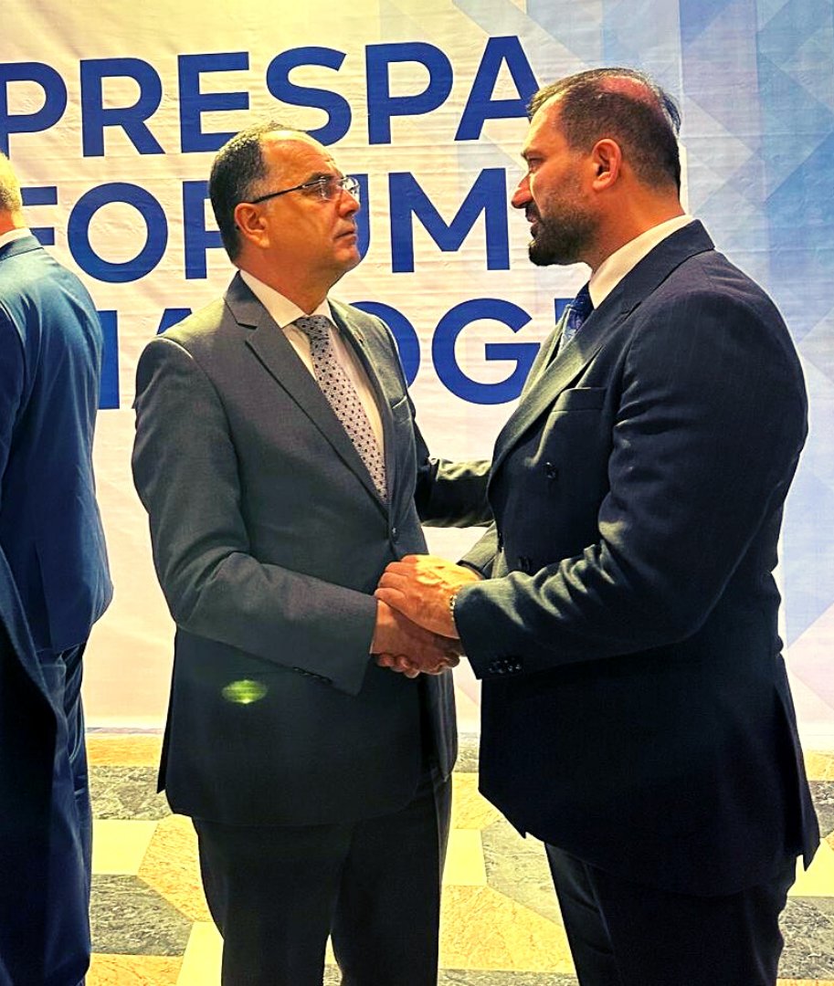 Kuzey Makedonya Cumhuriyeti Dışişleri Bakanı Bujar Osmani’nin daveti üzerine, 15-16 Haziran tarihlerinde gerçekleşen Prespa  <a href="/PrespaForum/">Prespa Forum Dialogue</a>  diyalog forumuna (PFD) katılım sağladım. Çeşitli temaslarımız oldu, mevcut dostluklarımızı daha da ilerlettik.  <a href="/Bujar_O/">Bujar Osmani</a> <a href="/AliAhmeti/">Ali Ahmeti</a>